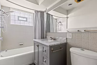 1725 N Astor St, Milwaukee, WI 53202 - Photo 17