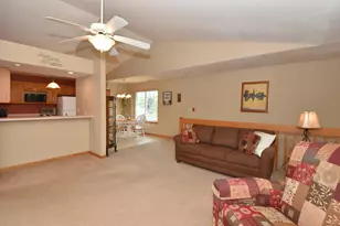 4950 W Maple Leaf Cir, Greenfield, WI 53220 - Photo 7