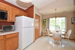 4950 W Maple Leaf Cir, Greenfield, WI 53220 - Photo 11