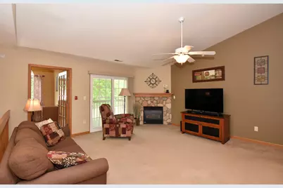 4950 W Maple Leaf Cir, Greenfield, WI 53220 - Photo 5