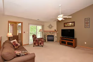 4950 W Maple Leaf Cir, Greenfield, WI 53220 - Photo 5