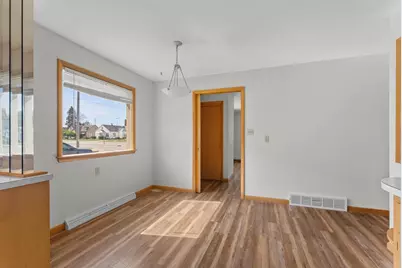 1041 N 17th St, Manitowoc, WI 54220 - Photo 7