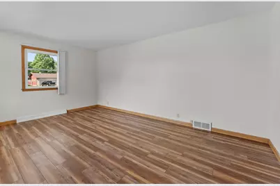1041 N 17th St, Manitowoc, WI 54220 - Photo 11