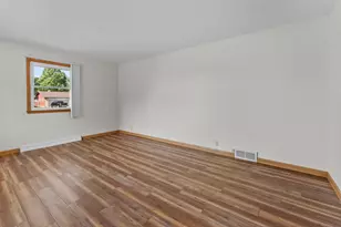 1041 N 17th St, Manitowoc, WI 54220 - Photo 11