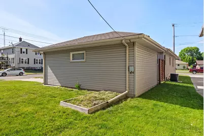 1041 N 17th St, Manitowoc, WI 54220 - Photo 25