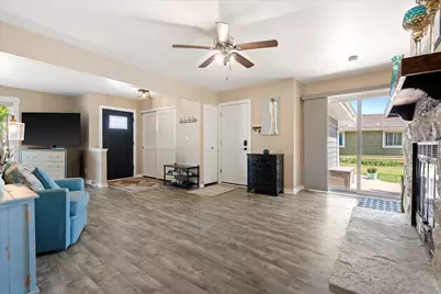 4219 W Pebble Beach Ct, Franklin, WI 53132 - Photo 5