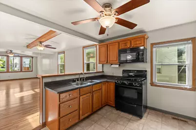 928 E Land Pl #A, Milwaukee, WI 53202 - Photo 9