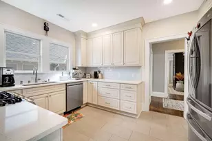3926 N Maryland Ave, Milwaukee, WI 53211 - Photo 9