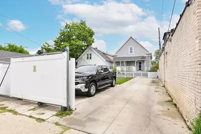3069 S 9th Pl, Milwaukee, WI 53215 - Photo 9