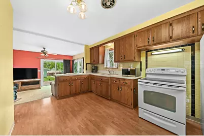 2872 S 92 St, West Allis, WI 53227 - Photo 9