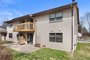 910 E Cedar Ave, Manitowoc, WI 54220 - Photo 17