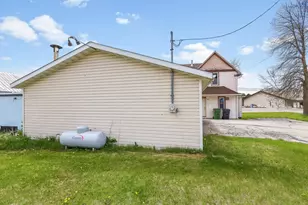 211 E Main St, Mishicot, WI 54228 - Photo 37