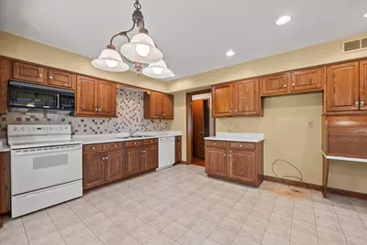 N87W15765  Belleview Blvd, Menomonee Falls, WI 53051 - Photo 9