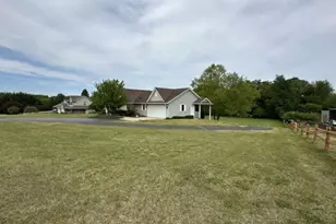 8651 Fieldstone Ct, Burlington, WI 53105 - Photo 7