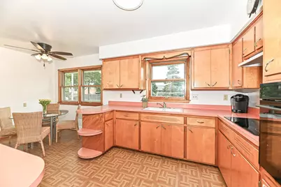 3220 W Howard Ave, Greenfield, WI 53221 - Photo 9