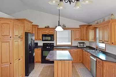 1524 E Monroe Ave, Hartford, WI 53027 - Photo 9