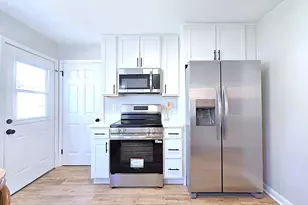 2471 S 74th St, West Allis, WI 53219 - Photo 9