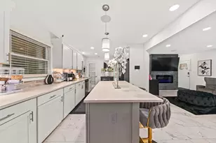 9504 W Hope Ave, Wauwatosa, WI 53222 - Photo 7