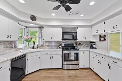 W271N4780  Greenhill Ct, Pewaukee, WI 53072 - Photo 13
