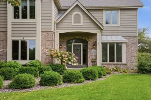 9223 W Wyndham Hills Ct, Franklin, WI 53132 - Photo 3