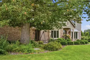 9223 W Wyndham Hills Ct, Franklin, WI 53132 - Photo 5
