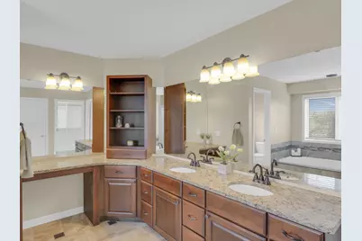 9223 W Wyndham Hills Ct, Franklin, WI 53132 - Photo 33
