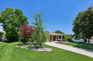 7557 Chapel Hill Ct, Franklin, WI 53132 - Photo 3