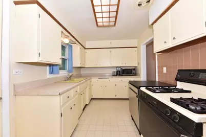 W170N9340  Woodlawn Dr, Menomonee Falls, WI 53051 - Photo 5