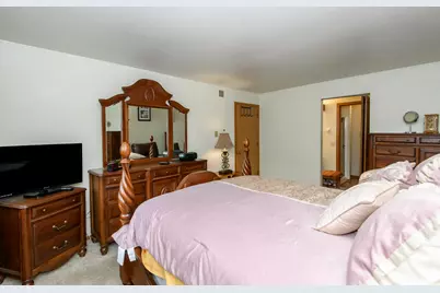 W177N9769  Riversbend Cir, Germantown, WI 53022 - Photo 15