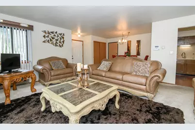 W177N9769  Riversbend Cir, Germantown, WI 53022 - Photo 3
