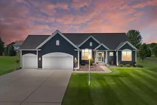 W349N5830 Sunflower Ct, Lac La Belle, WI 53066 - Photo 1