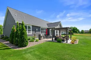 W349N5830 Sunflower Ct, Lac La Belle, WI 53066 - Photo 5