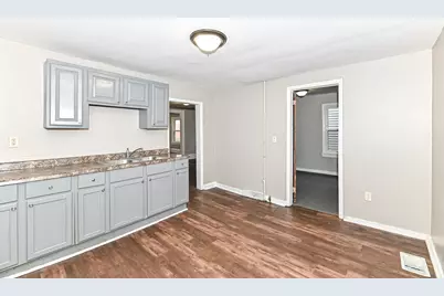 1218 N Memorial Dr, Racine, WI 53404 - Photo 9