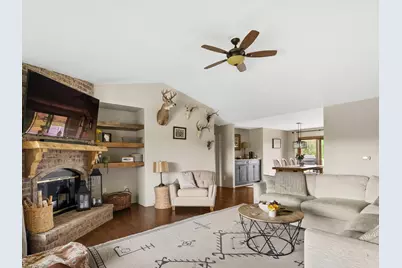 5177  Catalina Ct, Manitowoc, WI 54220 - Photo 3
