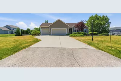 543  Camarosa Ct, Jackson, WI 53012 - Photo 3