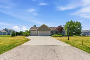 543 Camarosa Ct, Jackson, WI 53012 - Photo 3