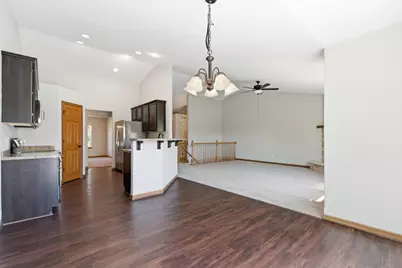 543  Camarosa Ct, Jackson, WI 53012 - Photo 9