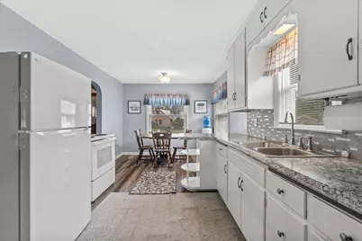637  Oak St, South Milwaukee, WI 53172 - Photo 9