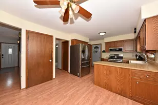 W165N10648 Wagon Trail, Germantown, WI 53022 - Photo 9