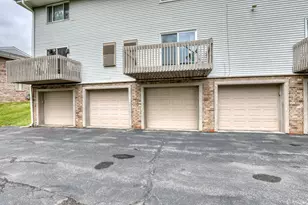 1360 Meadowcreek Dr, Pewaukee, WI 53072 - Photo 25