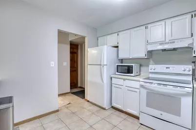 1360  Meadowcreek Dr #F, Pewaukee, WI 53072 - Photo 7