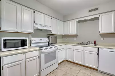 1360  Meadowcreek Dr #F, Pewaukee, WI 53072 - Photo 9