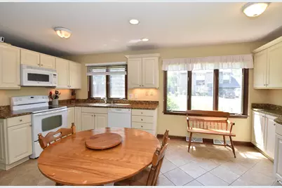 104  Woodfield Ct, Racine, WI 53402 - Photo 11