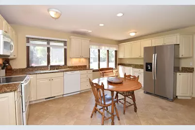 104  Woodfield Ct, Racine, WI 53402 - Photo 9