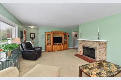 211 E Alta Loma Cir, Thiensville, WI 53092 - Photo 7