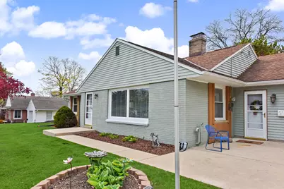 211 E Alta Loma Cir, Thiensville, WI 53092 - Photo 3