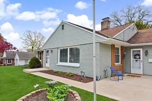 211 E Alta Loma Cir, Thiensville, WI 53092 - Photo 3