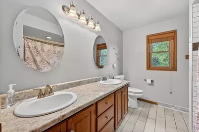 919  Squire Ln, West Bend, WI 53090 - Photo 15