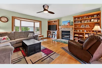 919  Squire Ln, West Bend, WI 53090 - Photo 5