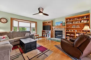 919 Squire Ln, West Bend, WI 53090 - Photo 5